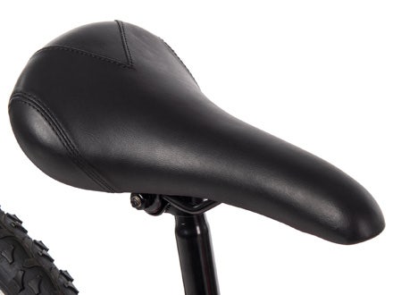 Ergonomic black saddle on the Huffy Incline bike, designed for enhanced comfort and support during rides. Ergonomic black saddle on the Huffy Incline bike, designed for enhanced comfort and support during rides.