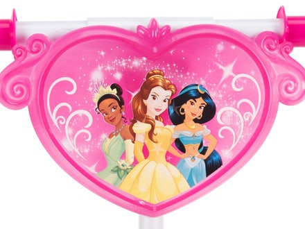 Close-up of the Disney Princess scooter’s decorative handlebar plaque featuring popular princess characters. Close-up of the Disney Princess scooter’s decorative handlebar plaque featuring popular princess characters.