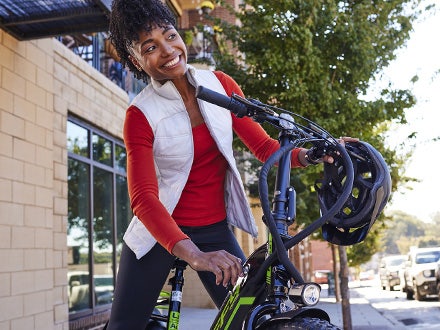 A rider adjusting the battery on the Huffy Motoric electric bike, highlighting ease of use and efficient power management. A rider adjusting the battery on the Huffy Motoric electric bike, highlighting ease of use and efficient power management.